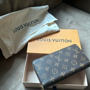 Louis Vuitton zip around wallet. Poppy inside brand new in box never used